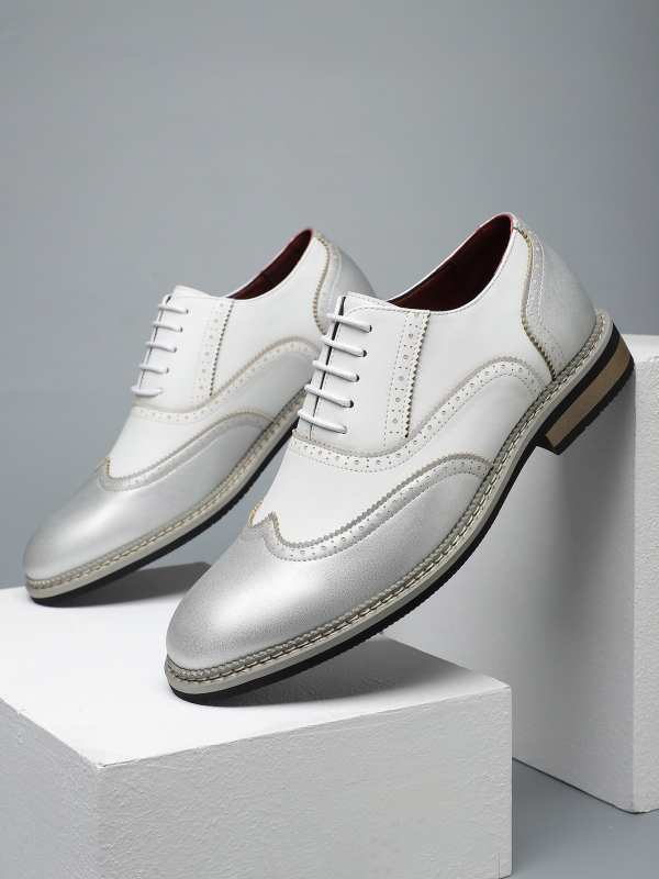 Pánske topánky z PU kože s vyrezávaným brogu vzorom, špičatý nos, nízky horný diel, priedušné, gumová protišmyková podrážka