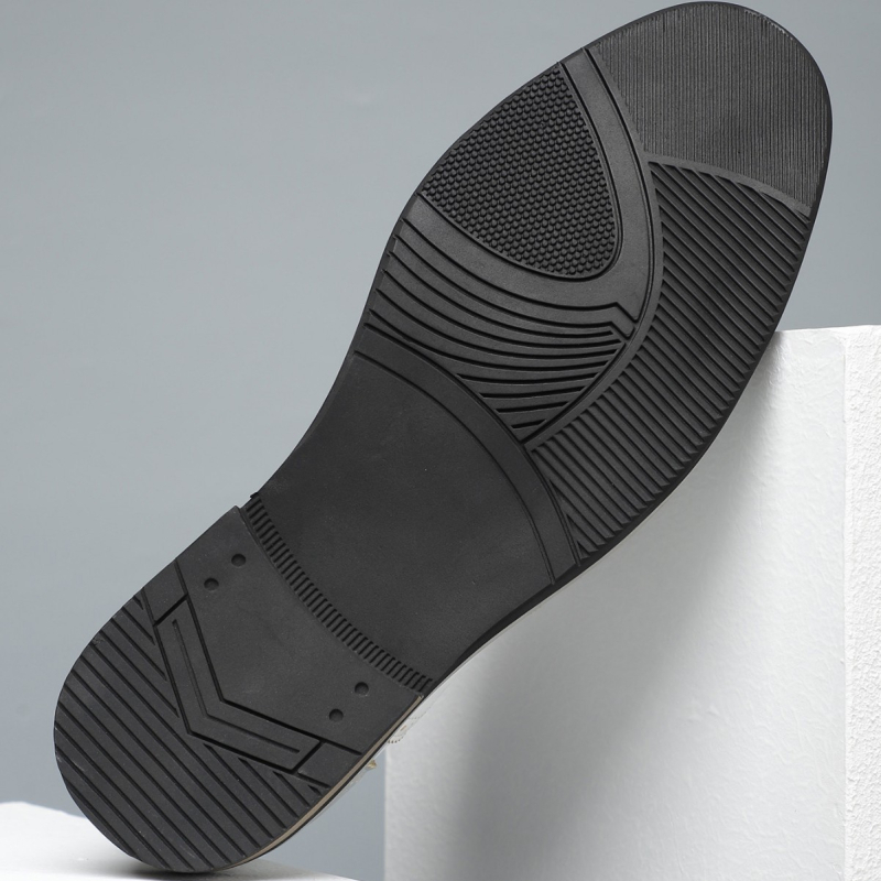 Pánske topánky z PU kože s vyrezávaným brogu vzorom, špičatý nos, nízky horný diel, priedušné, gumová protišmyková podrážka