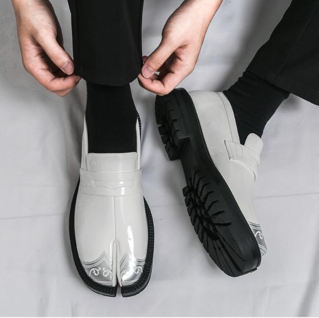 Unisex loafers z PU kože, gumová podrážka, lakovaný povrch, nízky podpätok 1-3 cm, slip-on