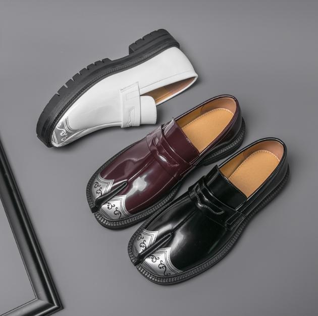 Unisex loafers z PU kože, gumová podrážka, lakovaný povrch, nízky podpätok 1-3 cm, slip-on