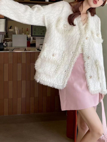 Kardigán v Chanel štýle s strapcami, voľný strih, V výstrih, dlhé rukávy, jacquardový geometrický vzor, materiál z imitácie norky