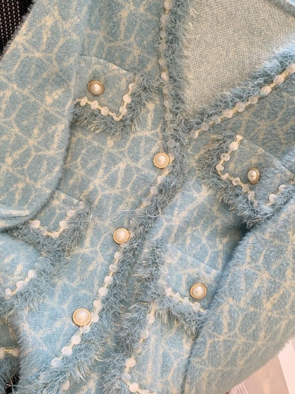 Kardigán v Chanel štýle s strapcami, voľný strih, V výstrih, dlhé rukávy, jacquardový geometrický vzor, materiál z imitácie norky