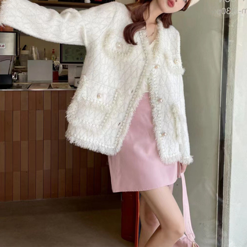 Kardigán v Chanel štýle s strapcami, voľný strih, V výstrih, dlhé rukávy, jacquardový geometrický vzor, materiál z imitácie norky