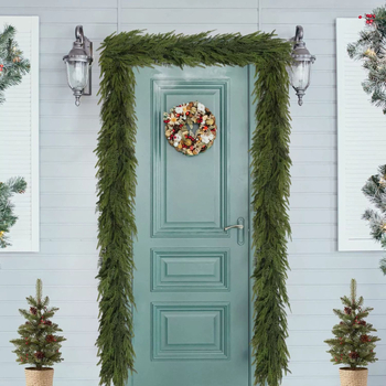 PE ratanová vianočná dekorácia s napodobenými ihličkami, multifunkčné visiace ozdoby, čiastočne ručná a čiastočne mechanická výroba, značka Famous craftsmanship, vhodné ako firemné a sviatočné darčeky