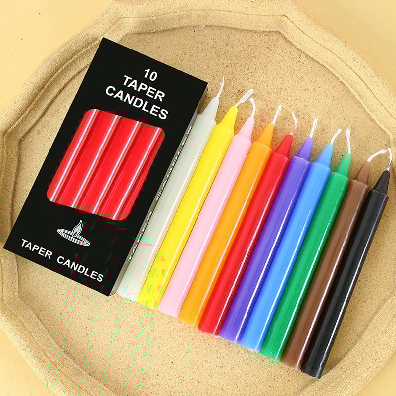 Forest Fire парафинова цилиндрична обикновена свещ за осветление, изработена полу ръчно и полуавтоматично.