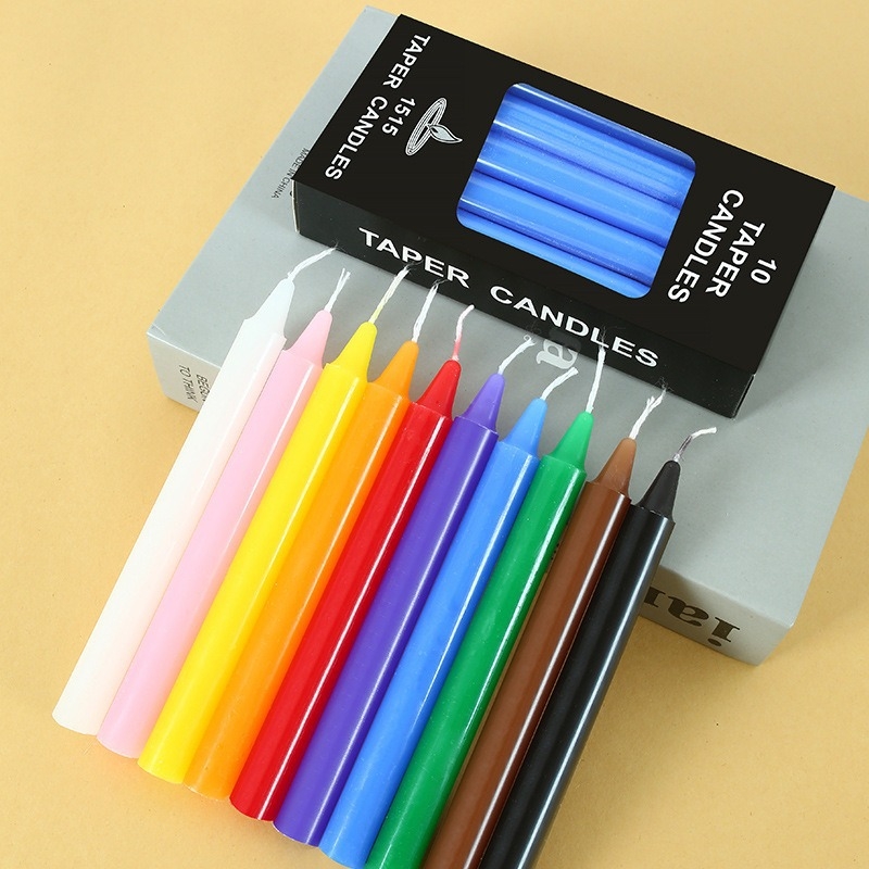 Forest Fire парафинова цилиндрична обикновена свещ за осветление, изработена полу ръчно и полуавтоматично.