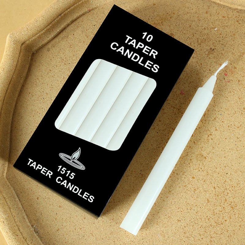 Forest Fire парафинова цилиндрична обикновена свещ за осветление, изработена полу ръчно и полуавтоматично.