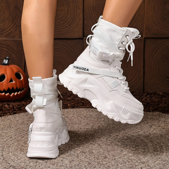 Visoke tenisice s tekstilnim gornjim dijelom, kožnim vrhom prsta, povišena peta za povećanje visine, stražnje vezanje.