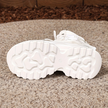 Visoke tenisice s tekstilnim gornjim dijelom, kožnim vrhom prsta, povišena peta za povećanje visine, stražnje vezanje.