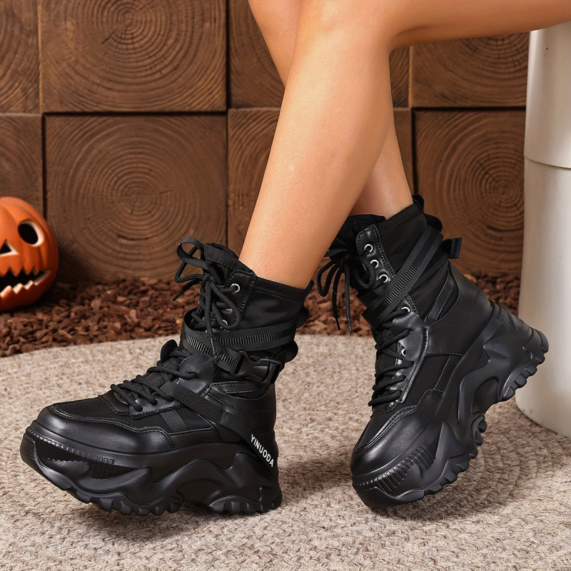 Visoke tenisice s tekstilnim gornjim dijelom, kožnim vrhom prsta, povišena peta za povećanje visine, stražnje vezanje.