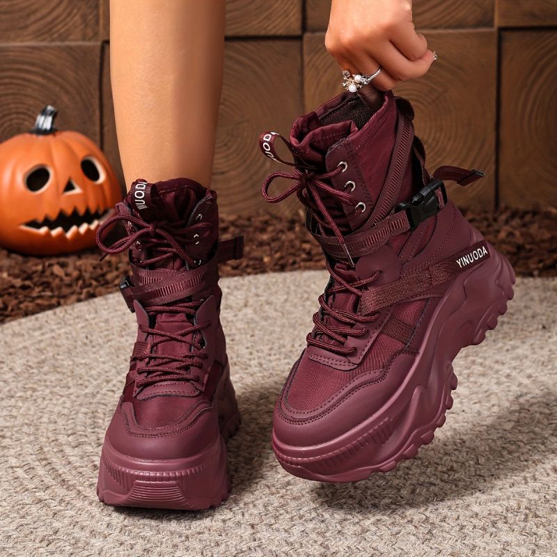 Visoke tenisice s tekstilnim gornjim dijelom, kožnim vrhom prsta, povišena peta za povećanje visine, stražnje vezanje.