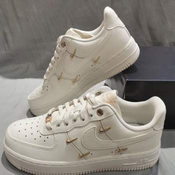 Štýlové voľnočasové tenisky s horným materiálom z kože prvého stupňa a gumovou podrážkou (Značka: Putian shoes; Vrchný materiál: Koža prvého stupňa; Podrážka: Guma; Funkcie: priedušné, odolné voči opotrebeniu, zvyšujú výšku)