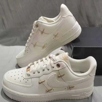 Štýlové voľnočasové tenisky s horným materiálom z kože prvého stupňa a gumovou podrážkou (Značka: Putian shoes; Vrchný materiál: Koža prvého stupňa; Podrážka: Guma; Funkcie: priedušné, odolné voči opotrebeniu, zvyšujú výšku)