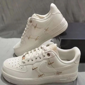 Štýlové voľnočasové tenisky s horným materiálom z kože prvého stupňa a gumovou podrážkou (Značka: Putian shoes; Vrchný materiál: Koža prvého stupňa; Podrážka: Guma; Funkcie: priedušné, odolné voči opotrebeniu, zvyšujú výšku)