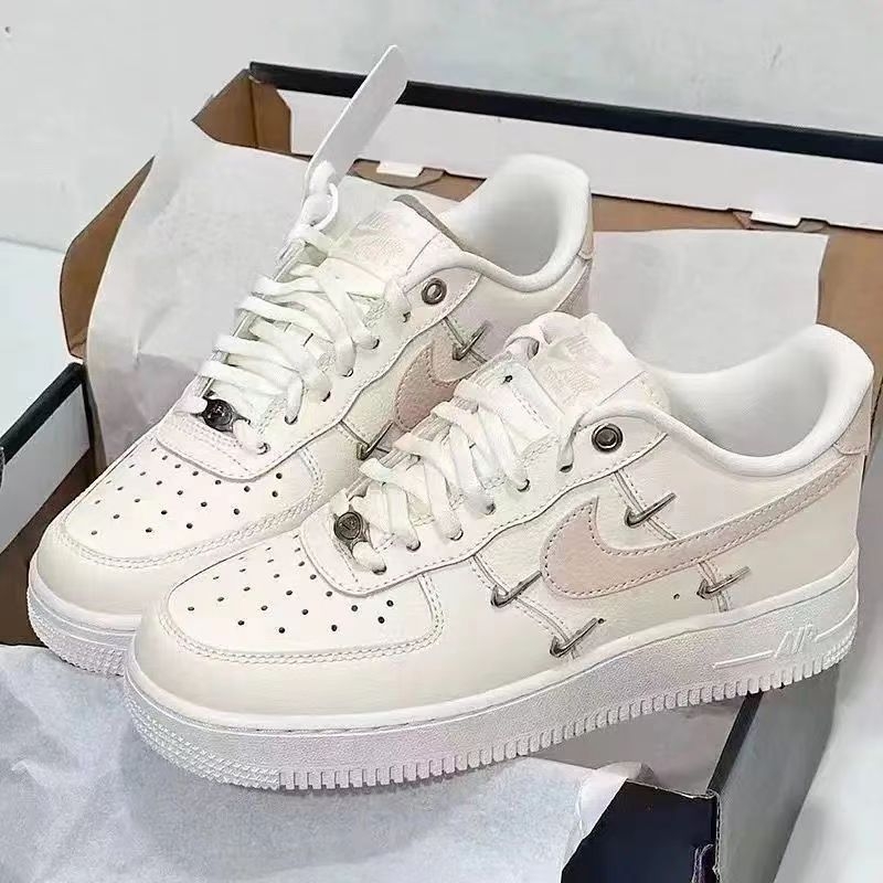 Štýlové voľnočasové tenisky s horným materiálom z kože prvého stupňa a gumovou podrážkou (Značka: Putian shoes; Vrchný materiál: Koža prvého stupňa; Podrážka: Guma; Funkcie: priedušné, odolné voči opotrebeniu, zvyšujú výšku)