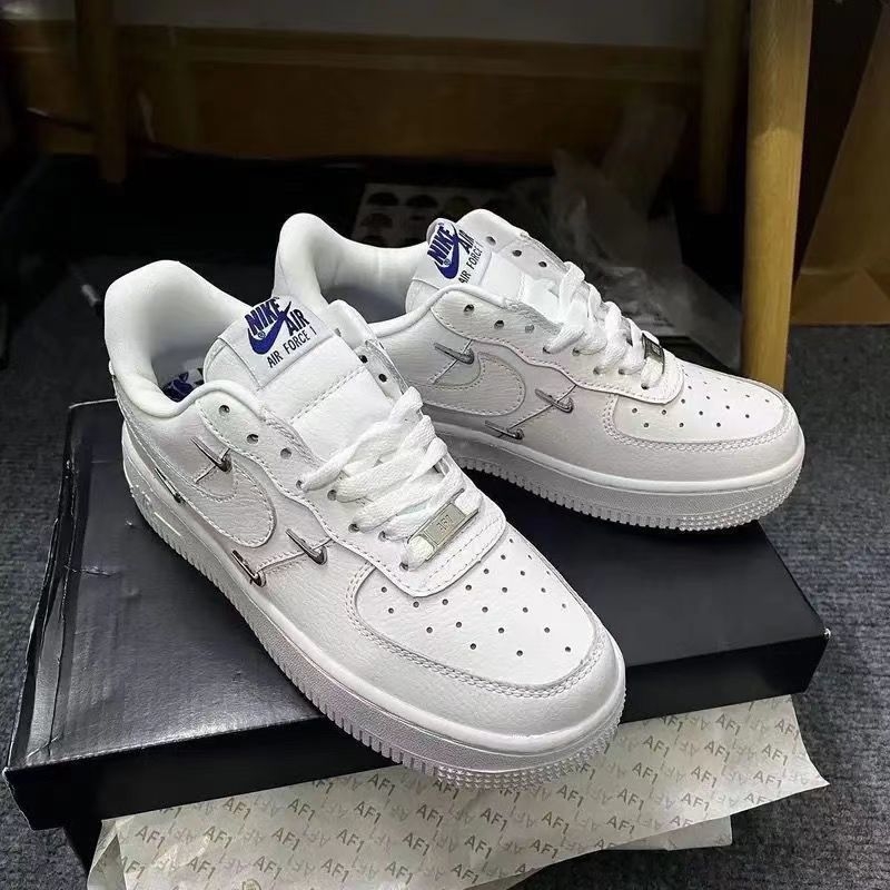 Štýlové voľnočasové tenisky s horným materiálom z kože prvého stupňa a gumovou podrážkou (Značka: Putian shoes; Vrchný materiál: Koža prvého stupňa; Podrážka: Guma; Funkcie: priedušné, odolné voči opotrebeniu, zvyšujú výšku)