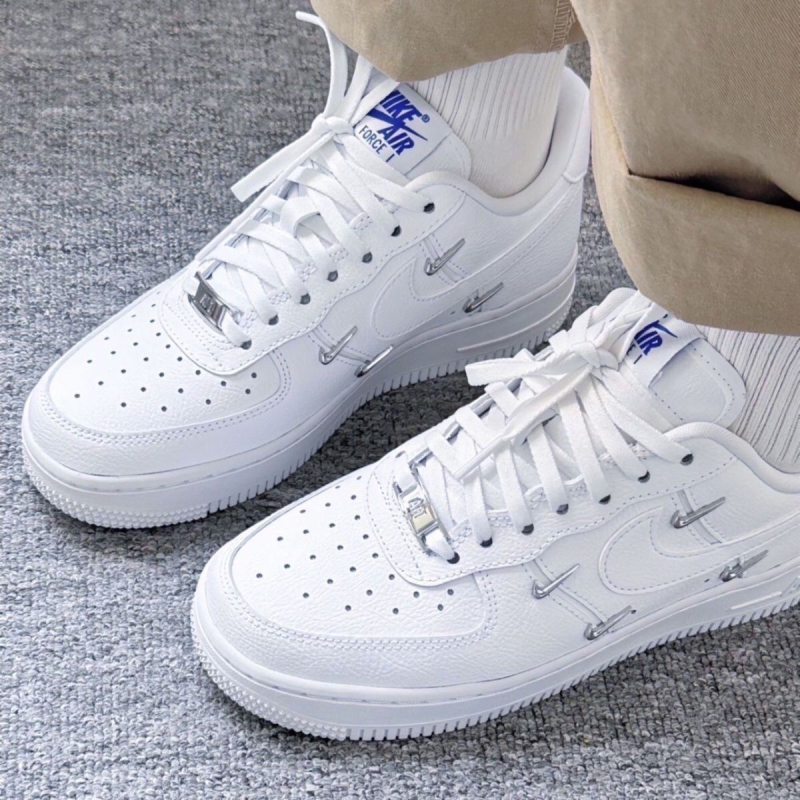 Štýlové voľnočasové tenisky s horným materiálom z kože prvého stupňa a gumovou podrážkou (Značka: Putian shoes; Vrchný materiál: Koža prvého stupňa; Podrážka: Guma; Funkcie: priedušné, odolné voči opotrebeniu, zvyšujú výšku)