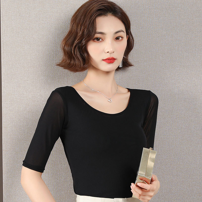 Najlon majica s mrežastim materijalom, uski kroj, okrugli izrez, pola rukava, srednja duljina 50–65 cm