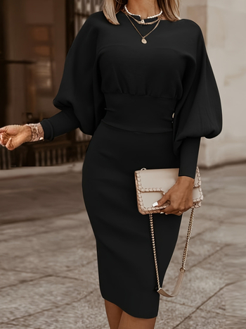 Rochie din poliester, cu mâneci tip lantern, guler rotund, talie înaltă și lungime medie.