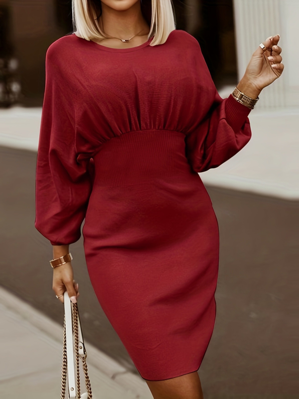 Rochie din poliester, cu mâneci tip lantern, guler rotund, talie înaltă și lungime medie.