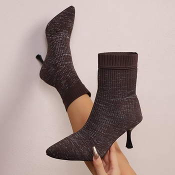 Női zokniszárú bokacsizmák hegyes orrú, vékony sarok, sarkak magassága 6–8 cm, alacsony szár, textile felsőrész