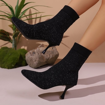 Női zokniszárú bokacsizmák hegyes orrú, vékony sarok, sarkak magassága 6–8 cm, alacsony szár, textile felsőrész