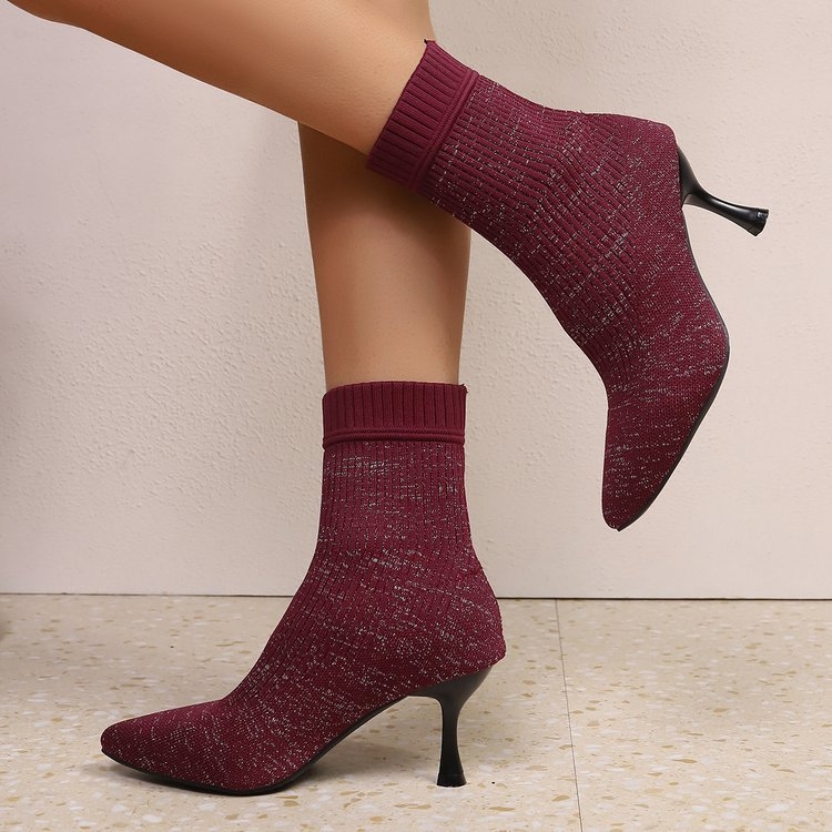 Női zokniszárú bokacsizmák hegyes orrú, vékony sarok, sarkak magassága 6–8 cm, alacsony szár, textile felsőrész
