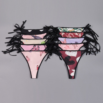 Plus-size tangové nohavičky s mašličkou a remienkami v štýle T, nízky pás, materiál milksilk (polyester 95–100%), intímna výstelka s elastanom, priedušné a antibakteriálne, náhodné potlače, balené po 10 kusov