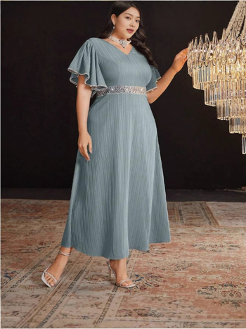 A linijos suknelė su patchworku ir dryžių raštu, V kaklo iškirptė, poliesteris