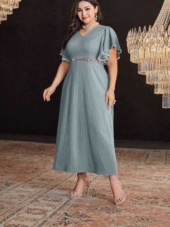 A linijos suknelė su patchworku ir dryžių raštu, V kaklo iškirptė, poliesteris