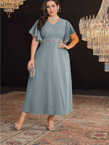 A linijos suknelė su patchworku ir dryžių raštu, V kaklo iškirptė, poliesteris