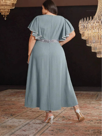 A linijos suknelė su patchworku ir dryžių raštu, V kaklo iškirptė, poliesteris