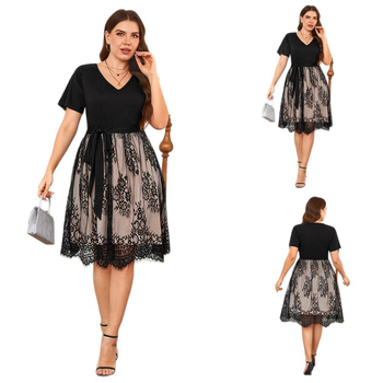 A linijos suknelė, apvalia kaklo iškirpte, trijų ketvirčių rankovės, vidutinio ilgio, poliesterio-spandeksas audinys, raštas: kaspinas