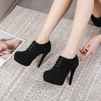 Női bokacsizmák fűzővel és platformmal, 6–8 cm magas sarkú, PU felsőrész, gumírozott talp, téli viselet