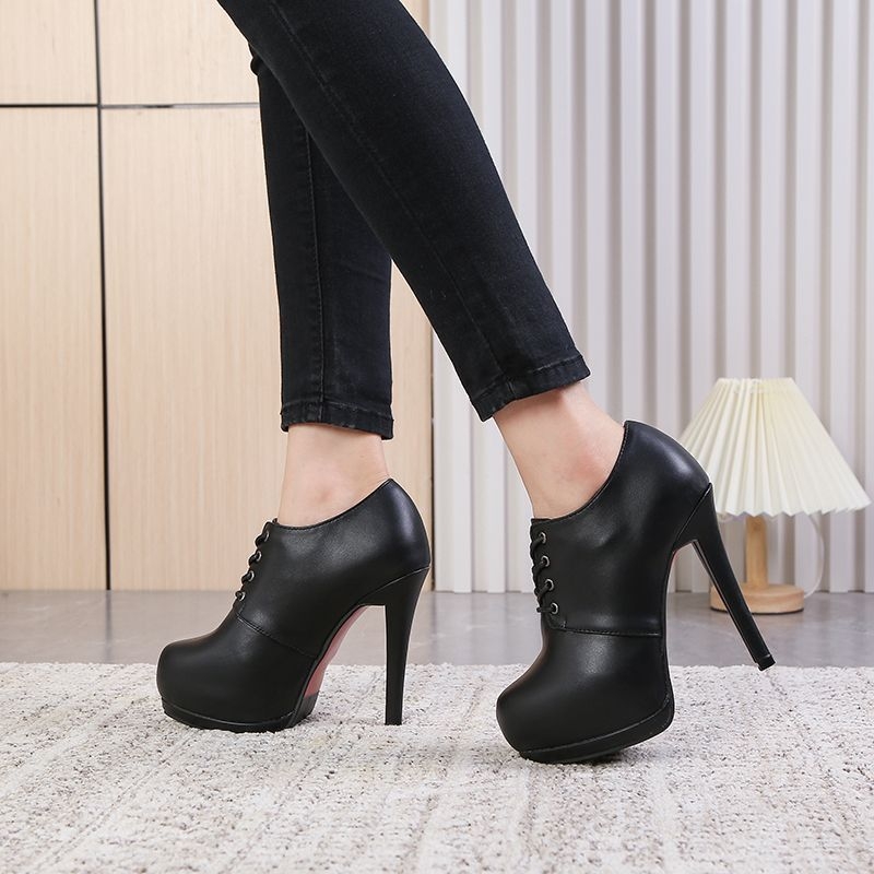 Női bokacsizmák fűzővel és platformmal, 6–8 cm magas sarkú, PU felsőrész, gumírozott talp, téli viselet