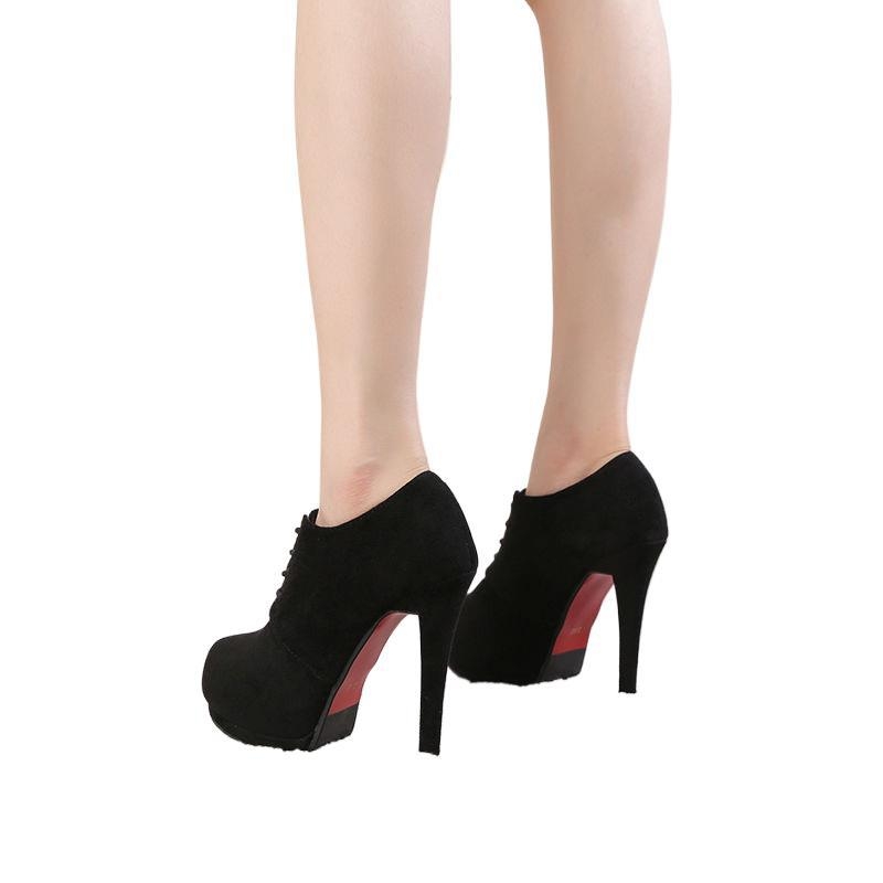 Női bokacsizmák fűzővel és platformmal, 6–8 cm magas sarkú, PU felsőrész, gumírozott talp, téli viselet