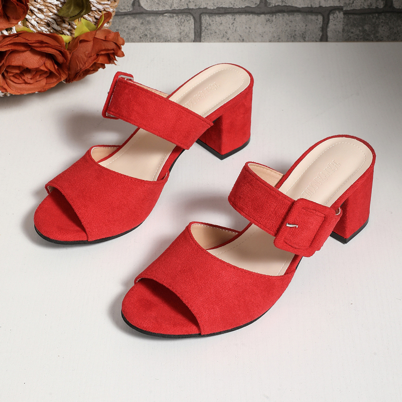 Sandalai su vienu dirželiu, velūro viršus, apvalus priekis, stambus kulnas 6–8 cm, gumos padas