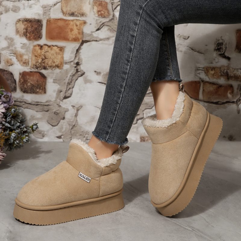 Дамски снежни ботуши със замшево горнище, нисък вал 5–10 см, с изкуствен пух, гумена подметка