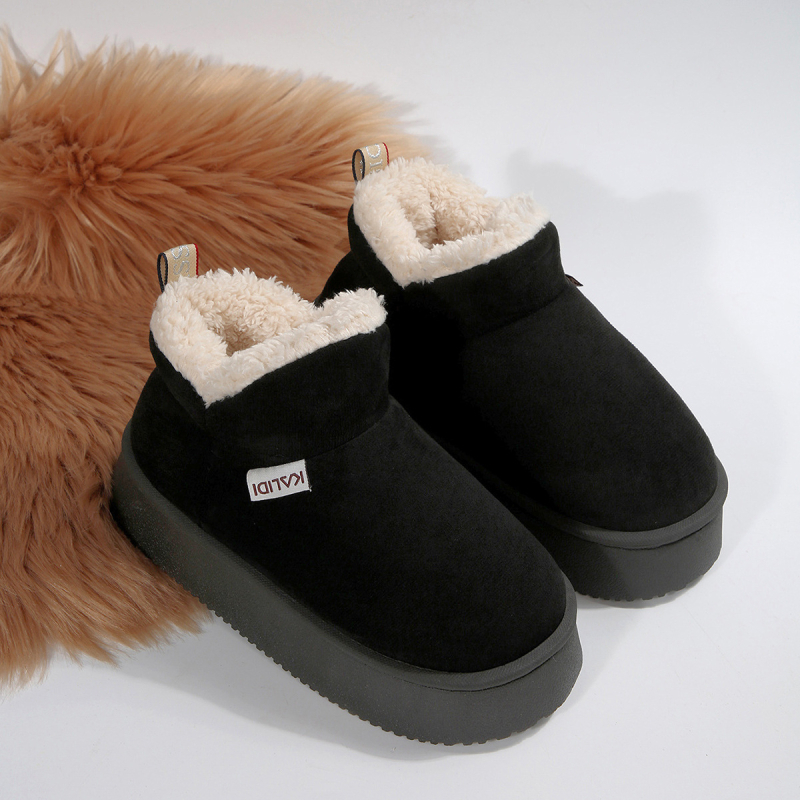 Дамски снежни ботуши със замшево горнище, нисък вал 5–10 см, с изкуствен пух, гумена подметка