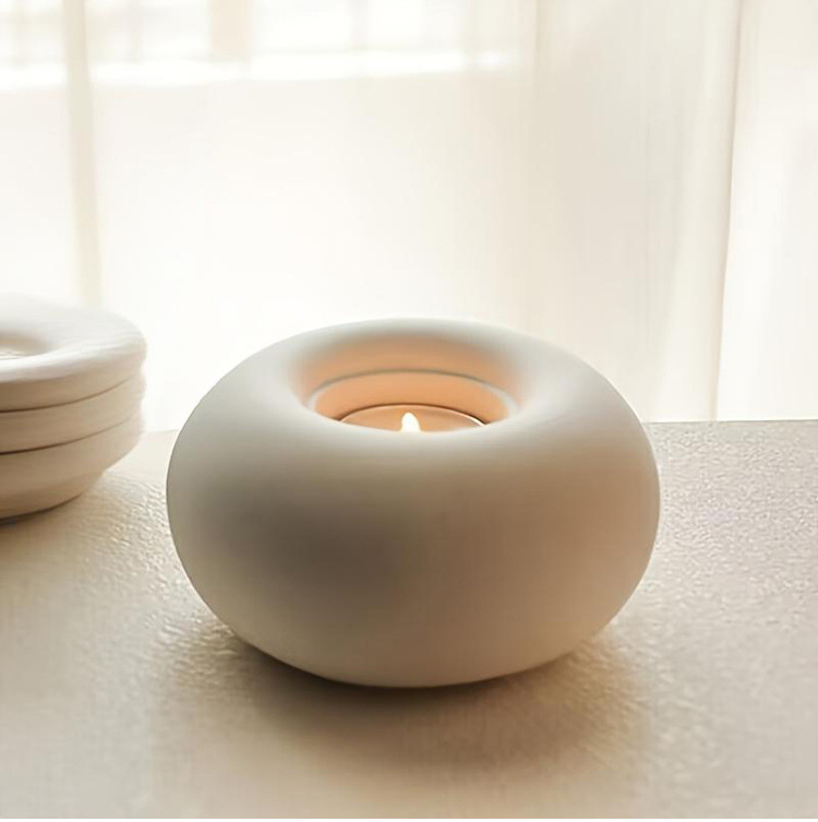 Keramický svietnik, moderný minimalistický štýl, kruhový tvar, balené v papierovej krabici