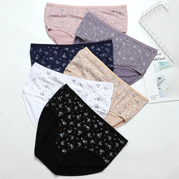 Дамски бикини с средна талия, принт със сливово цвете, плетена памук‑полиестер тъкан (15% памук, 85% полиестер) с памучно чатало; дишащи, бързосъхнещи, повдигащ ефект