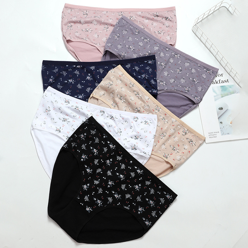 Дамски бикини с средна талия, принт със сливово цвете, плетена памук‑полиестер тъкан (15% памук, 85% полиестер) с памучно чатало; дишащи, бързосъхнещи, повдигащ ефект