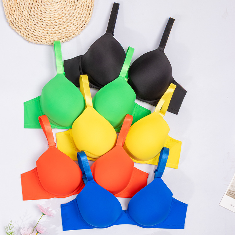 Сутиен за пълен бюст с повдигащ ефект, чаши 3/4 с тънки формовани чаши, презрамки фиксирани двойни, задно закопчаване с три реда куки и очи, за целогодишна употреба