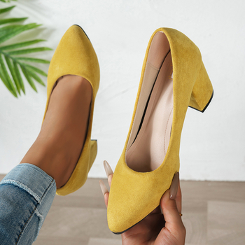 Női magas sarkú cipő hegyes orral és masszív középső sarkú, slip-on kialakítású, PU felsőrész, sarokmagasság 3–6 cm