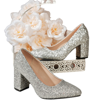 Női magas sarkú cipő hegyes orral és masszív középső sarkú, slip-on kialakítású, PU felsőrész, sarokmagasság 3–6 cm