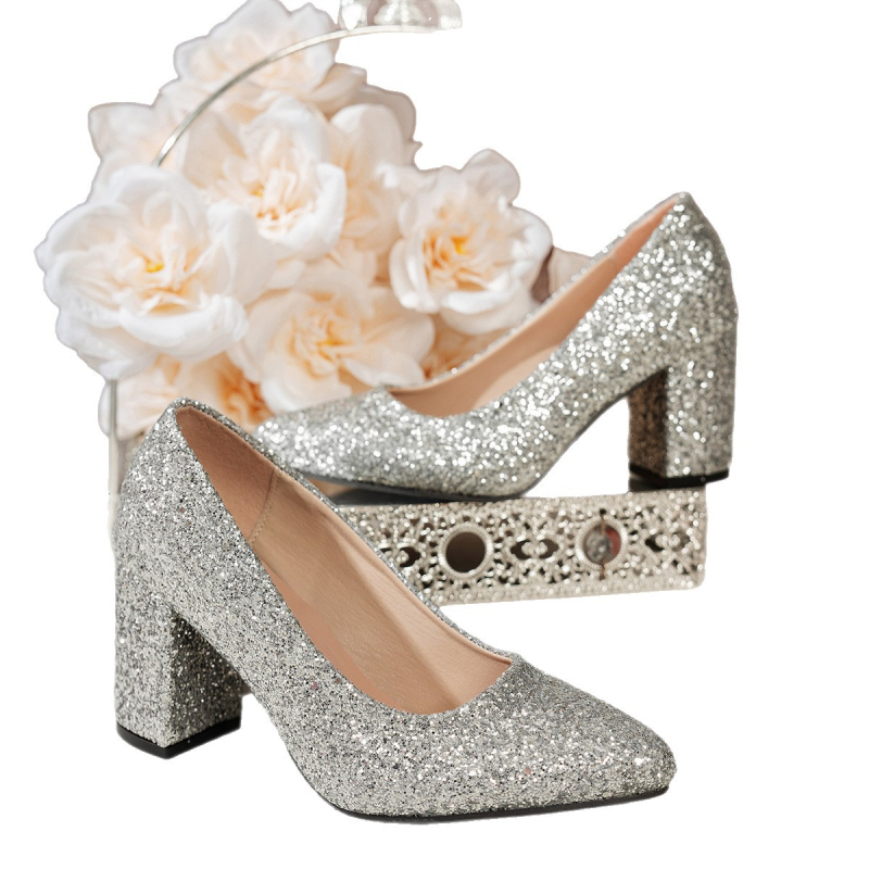 Női magas sarkú cipő hegyes orral és masszív középső sarkú, slip-on kialakítású, PU felsőrész, sarokmagasság 3–6 cm