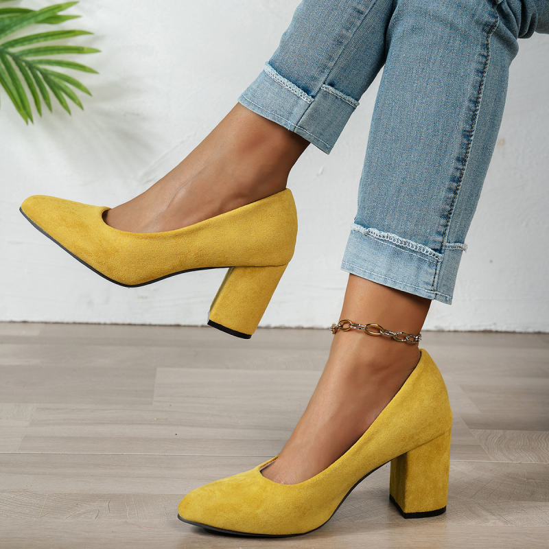 Női magas sarkú cipő hegyes orral és masszív középső sarkú, slip-on kialakítású, PU felsőrész, sarokmagasság 3–6 cm