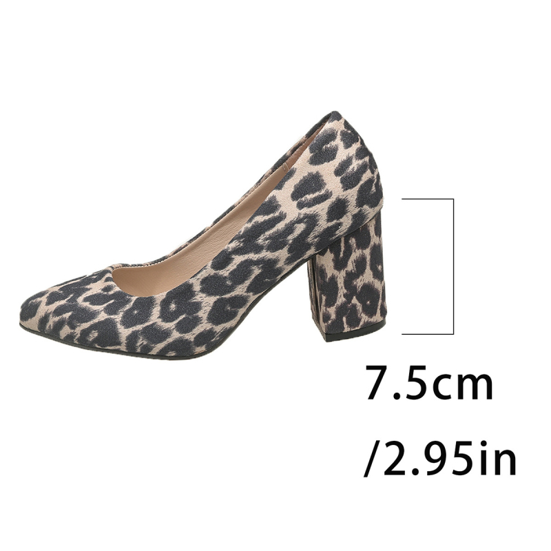 Női magas sarkú cipő hegyes orral és masszív középső sarkú, slip-on kialakítású, PU felsőrész, sarokmagasság 3–6 cm