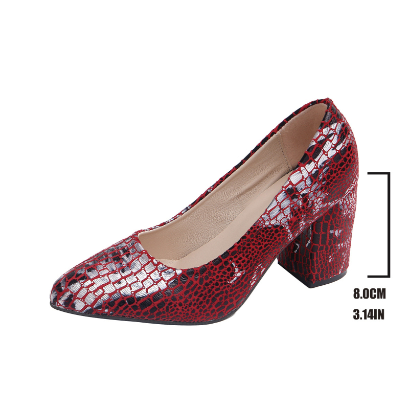 Női magas sarkú cipő hegyes orral és masszív középső sarkú, slip-on kialakítású, PU felsőrész, sarokmagasság 3–6 cm