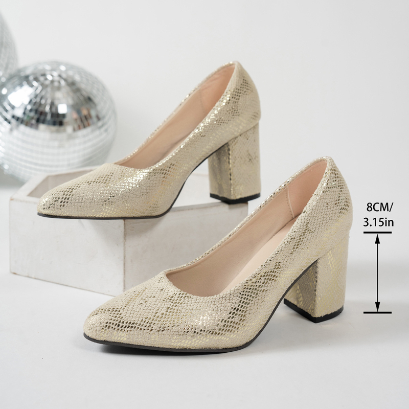 Női magas sarkú cipő hegyes orral és masszív középső sarkú, slip-on kialakítású, PU felsőrész, sarokmagasság 3–6 cm